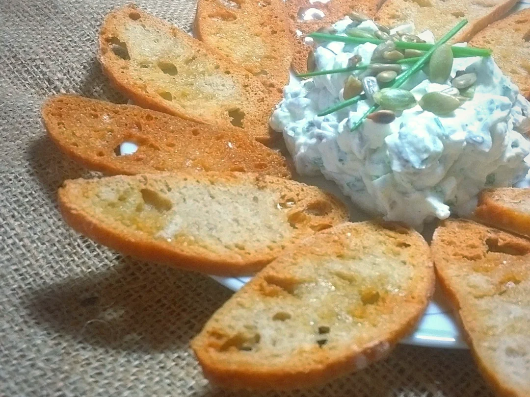 Rezept: Brotchips mit Kürbis- und Sonnenblumenkern Dip Bild Nr. 2 Brotchips mit Kürbis- und Sonnenblumenkern Dip - Rezept - Bild Nr. 2