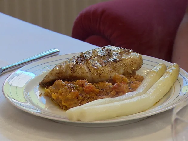 Kabeljaufilet an Süßkartoffelstampf mit Currybutter und frischen Spargel - Rezept - Bild Nr. 2
