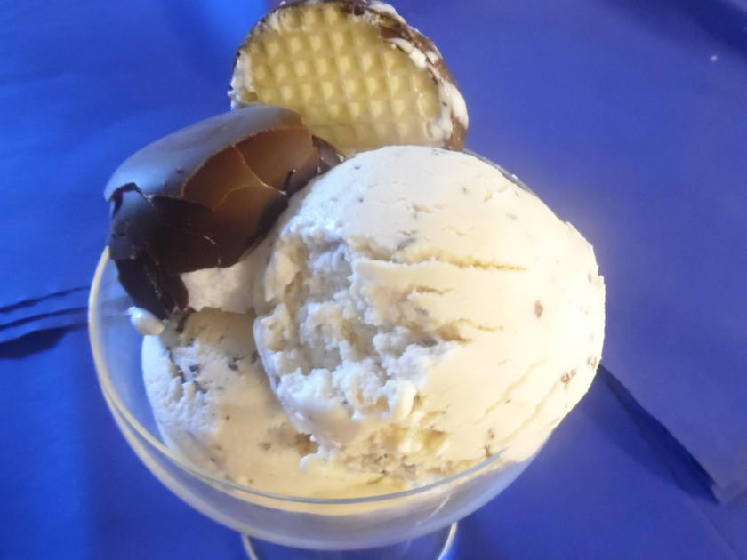 Joghurt-Stracciatella-Eis mit Erdnuss-Geschmack - Rezept - kochbar.de