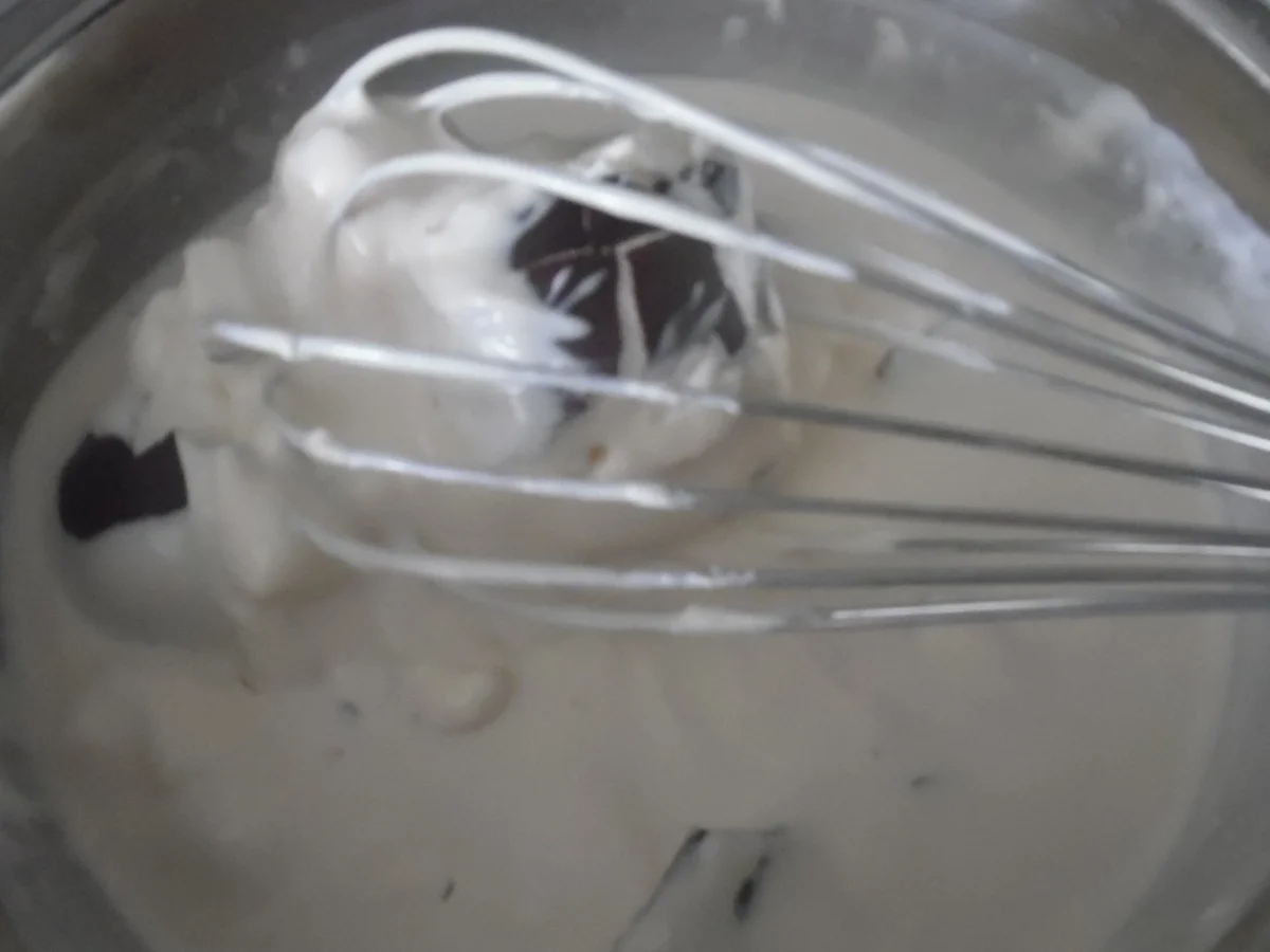 Joghurt-Stracciatella-Eis mit Erdnuss-Geschmack - Rezept - Bild Nr. 3