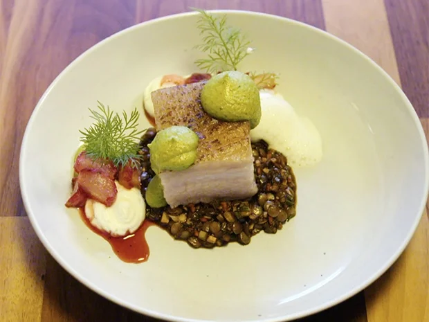 Schweinebauch mit Erbse, Ziegenkäse mit weißem Tomatenschaum (Simon Tress) - Rezept - Bild Nr. 6230