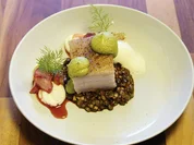 Schweinebauch mit Erbse, Ziegenkäse mit weißem Tomatenschaum (Simon Tress) - Rezept - Bild Nr. 6230