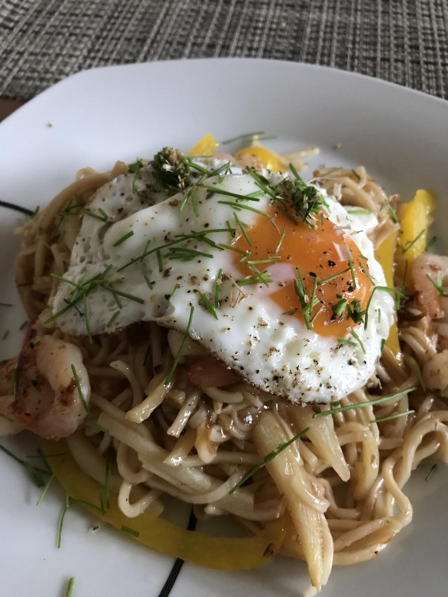 GEBRATENE NUDELN MIT GARNELEN UND PAPRIKA - Rezept - Bild Nr. 2