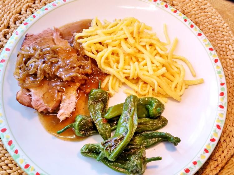 Zwiebelbraten mit Nackenbraten o.Kn. und Zwiebelscheibchen - Rezept mit ...