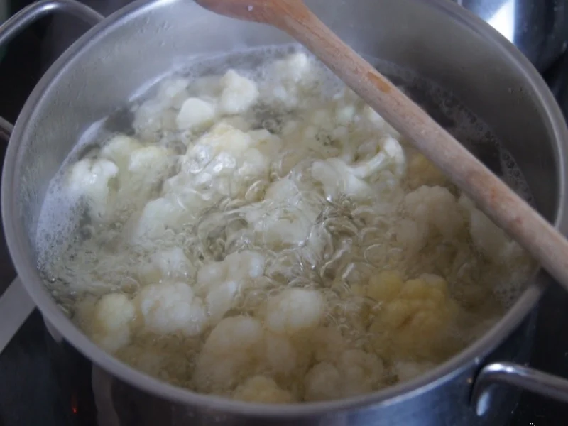 Frittierter Blumenkohl im pikanten Bierteig mit Kartoffelstampf und Tartaska Omacka - Rezept - Bild Nr. 7