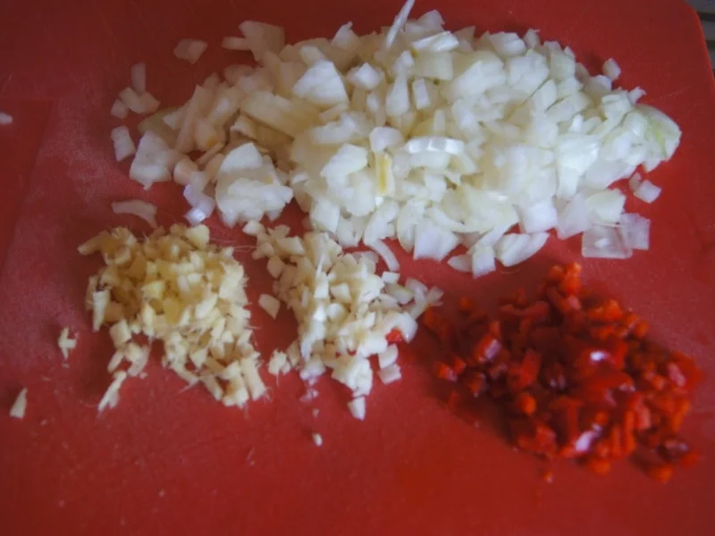 Herzhafte Buletten mit pikanter Sauce, Möhren-Mais-Gemüse und Kurkuma-Kartoffeln - Rezept - Bild Nr. 6232