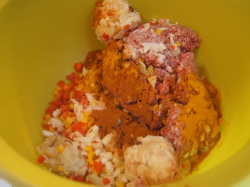 Herzhafte Buletten mit pikanter Sauce, Möhren-Mais-Gemüse und Kurkuma-Kartoffeln - Rezept - Bild Nr. 6234