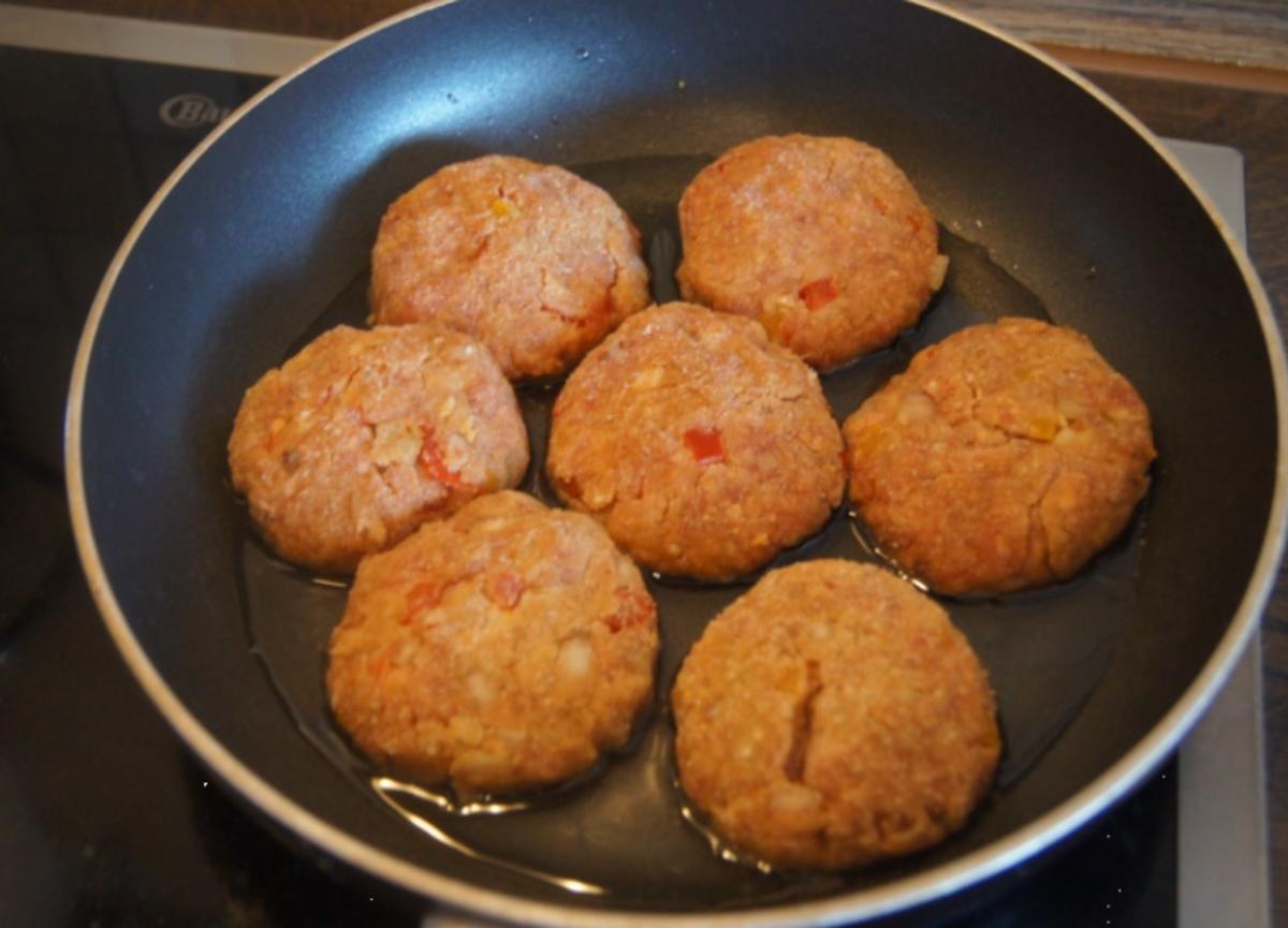 Herzhafte Buletten mit pikanter Sauce, Möhren-Mais-Gemüse und Kurkuma-Kartoffeln - Rezept - Bild Nr. 6236