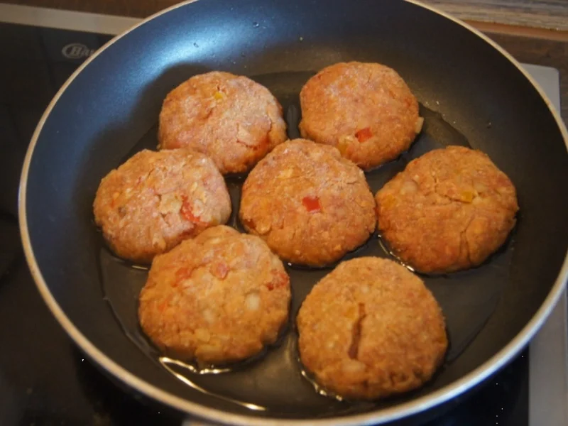 Herzhafte Buletten mit pikanter Sauce, Möhren-Mais-Gemüse und Kurkuma-Kartoffeln - Rezept - Bild Nr. 6236