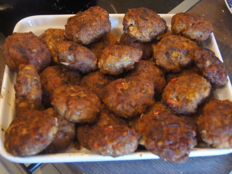 Herzhafte Buletten mit pikanter Sauce, Möhren-Mais-Gemüse und Kurkuma-Kartoffeln - Rezept - Bild Nr. 6238