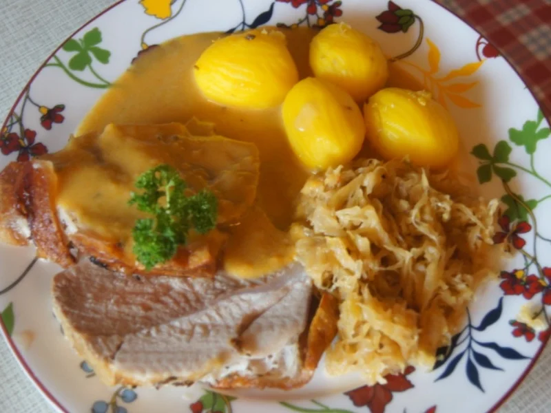 Rezept: Schweineschinkenbraten mit pikanter Sauce, herzhaften Sauerkraut und Kümmel Kartoffeln Bild Nr. 6232 Schweineschinkenbraten mit pikanter Sauce, herzhaften Sauerkraut und Kümmel Kartoffeln - Rezept - Bild Nr. 6232