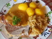 Schweineschinkenbraten mit pikanter Sauce, herzhaften Sauerkraut und Kümmel Kartoffeln - Rezept - Bild Nr. 6232