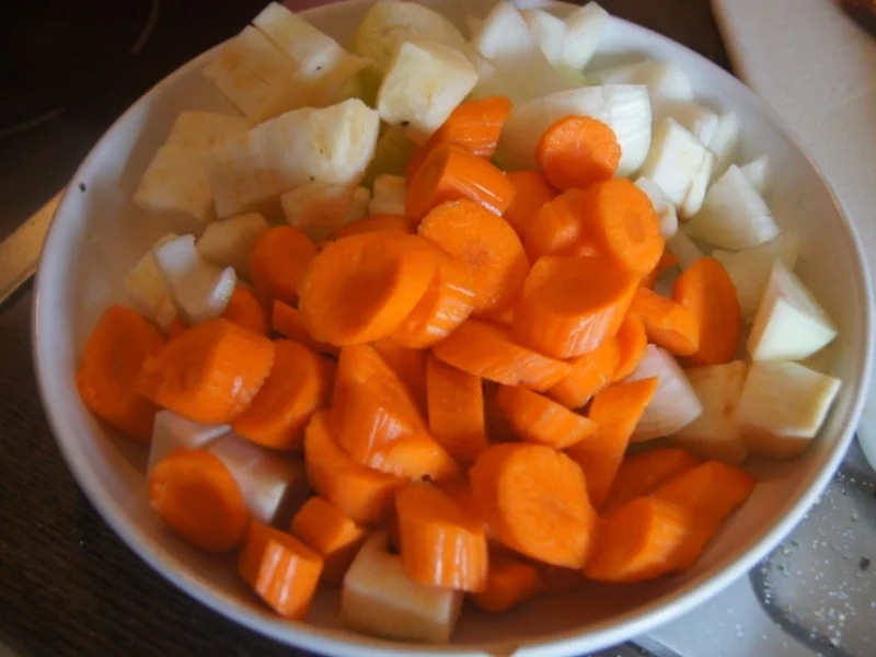 Rezept: Schweineschinkenbraten mit pikanter Sauce, herzhaften Sauerkraut und Kümmel Kartoffeln Bild Nr. 6235 Schweineschinkenbraten mit pikanter Sauce, herzhaften Sauerkraut und Kümmel Kartoffeln - Rezept - Bild Nr. 6235