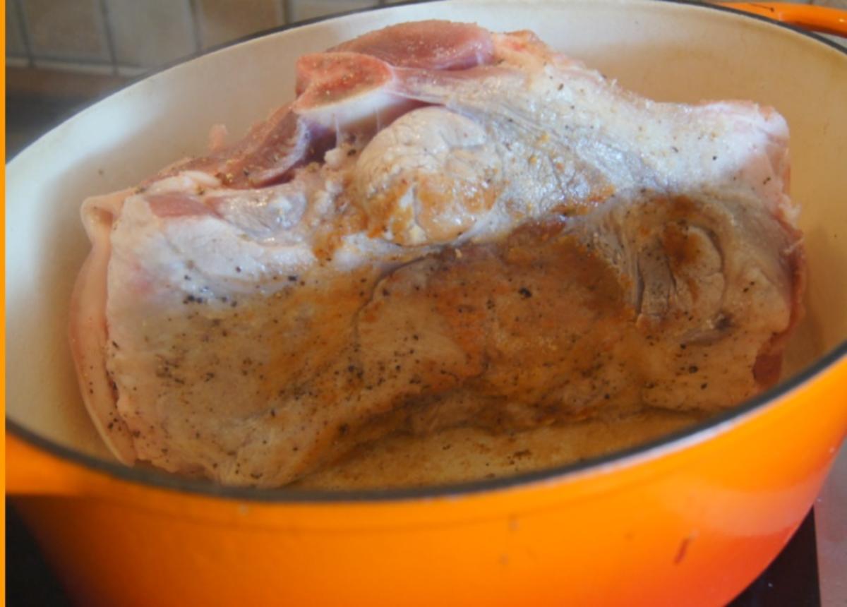 Schweineschinkenbraten mit pikanter Sauce, herzhaften Sauerkraut und Kümmel Kartoffeln - Rezept - Bild Nr. 6236