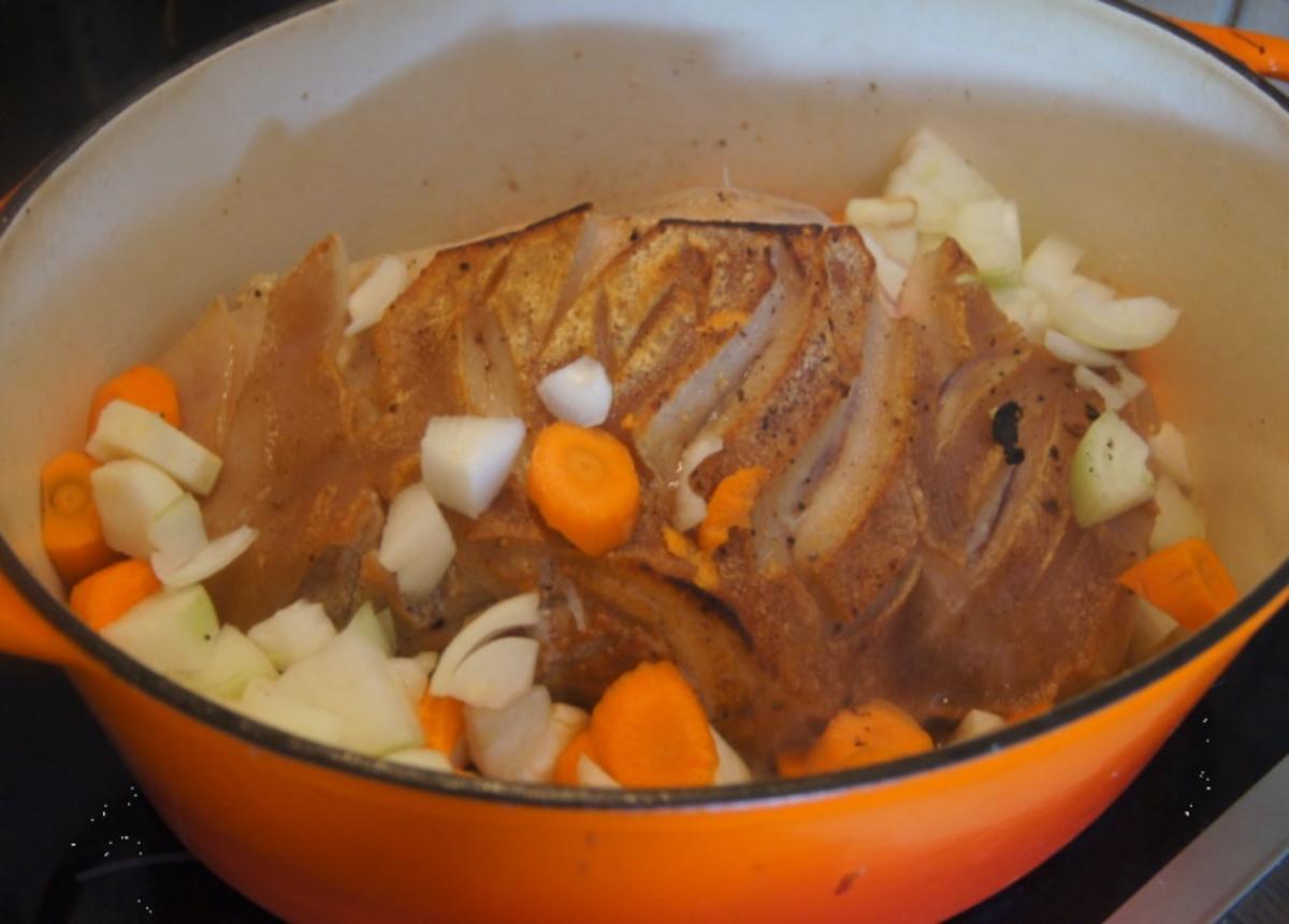 Schweineschinkenbraten mit pikanter Sauce, herzhaften Sauerkraut und Kümmel Kartoffeln - Rezept - Bild Nr. 6237