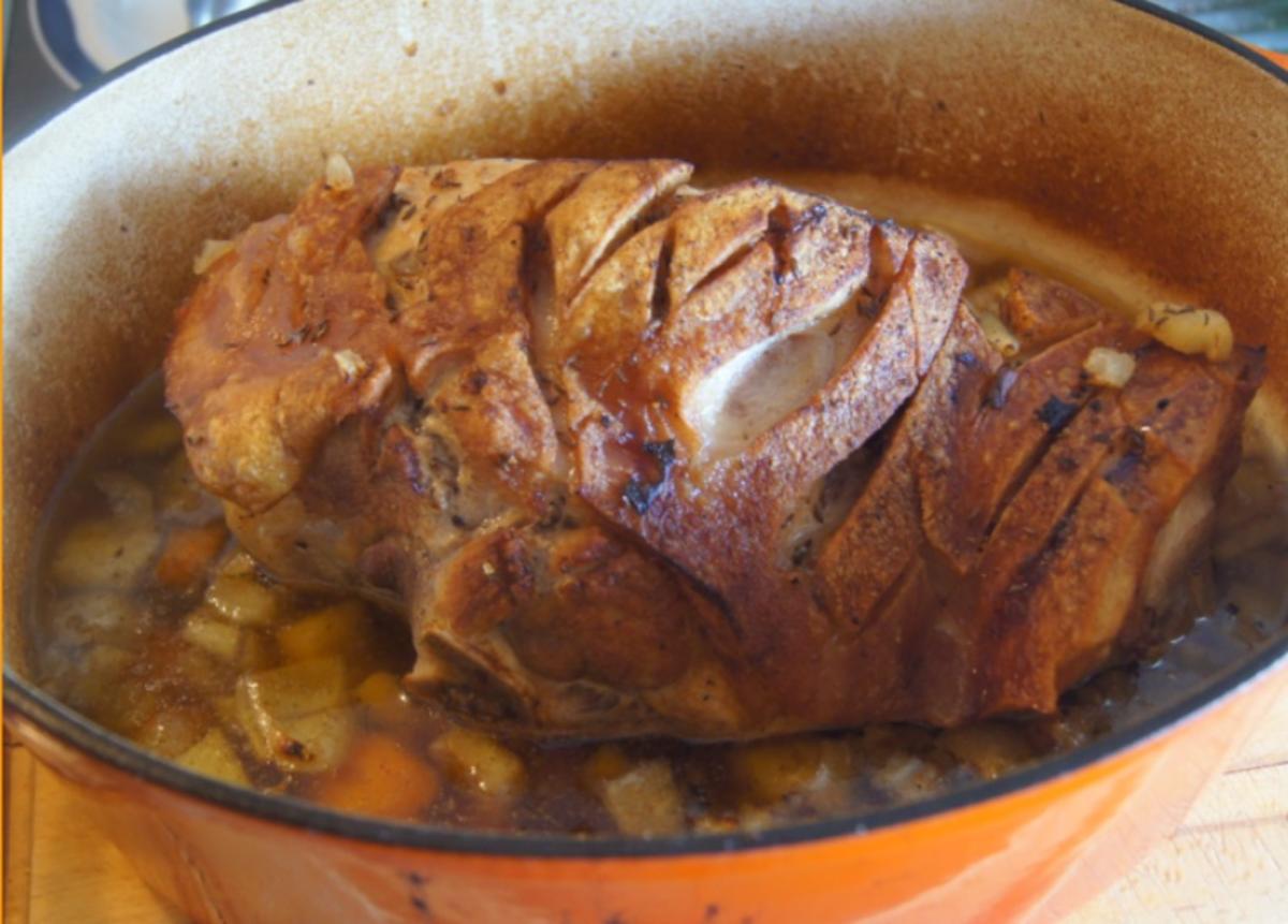 Schweineschinkenbraten mit pikanter Sauce, herzhaften Sauerkraut und Kümmel Kartoffeln - Rezept - Bild Nr. 6239