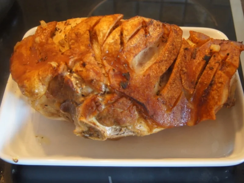 Rezept: Schweineschinkenbraten mit pikanter Sauce, herzhaften Sauerkraut und Kümmel Kartoffeln Bild Nr. 6240 Schweineschinkenbraten mit pikanter Sauce, herzhaften Sauerkraut und Kümmel Kartoffeln - Rezept - Bild Nr. 6240