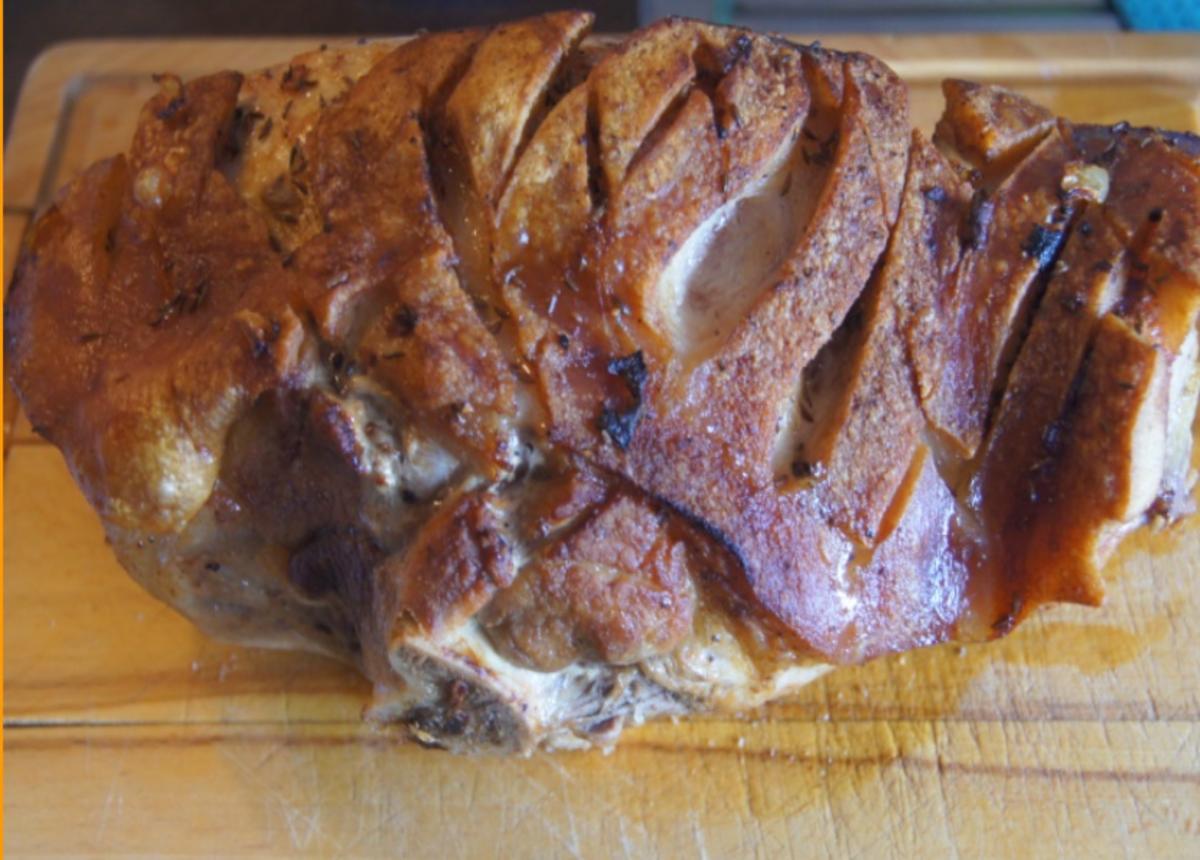 Schweineschinkenbraten mit pikanter Sauce, herzhaften Sauerkraut und Kümmel Kartoffeln - Rezept - Bild Nr. 6242