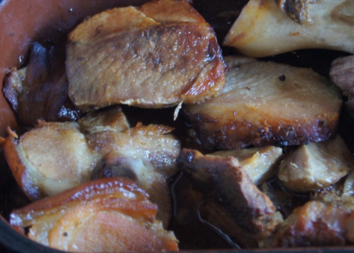 Schweineschinkenbraten mit pikanter Sauce, herzhaften Sauerkraut und Kümmel Kartoffeln - Rezept - Bild Nr. 6243