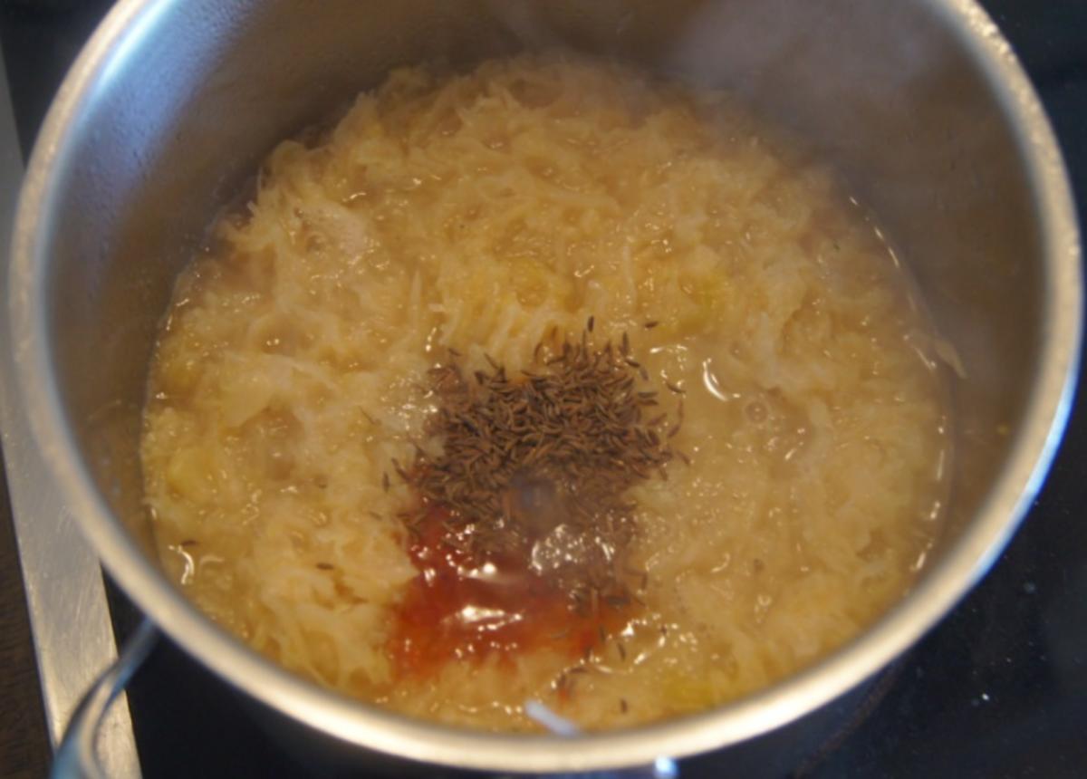 Schweineschinkenbraten mit pikanter Sauce, herzhaften Sauerkraut und Kümmel Kartoffeln - Rezept - Bild Nr. 6247