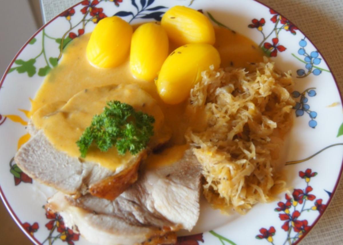 Schweineschinkenbraten mit pikanter Sauce, herzhaften Sauerkraut und Kümmel Kartoffeln - Rezept - Bild Nr. 6252