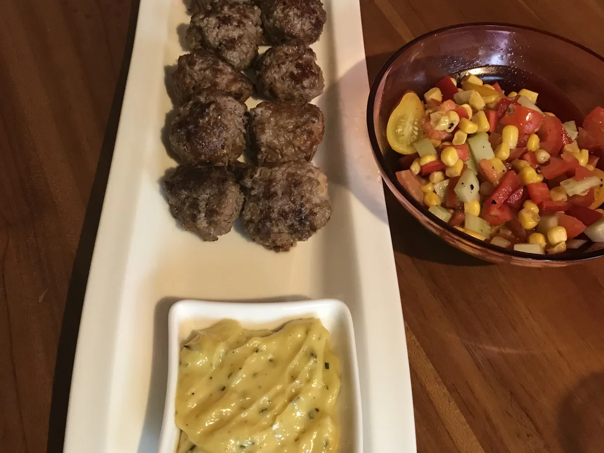 FLEISCHBÄLLCHEN MIT ROSMARIN-MAJONÄSE - Rezept - Bild Nr. 6237