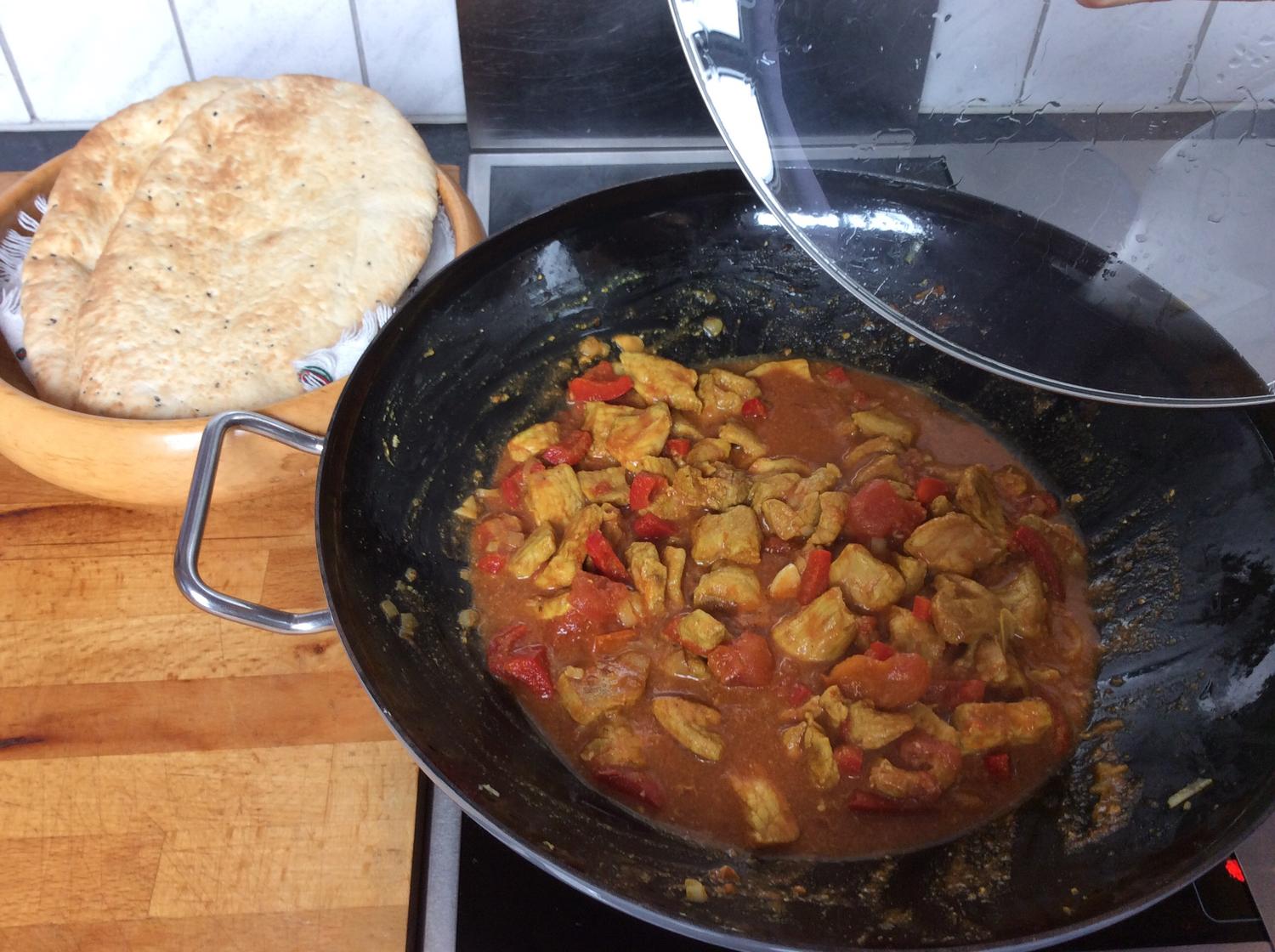 SCHWEINECURRY MIT TOMATEN UND PAPRIKA