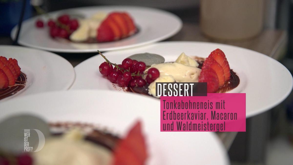 Tonkabohneneis mit Erdbeerkaviar und Kaffee-Macaron an Waldmeistergel - Rezept - Bild Nr. 2