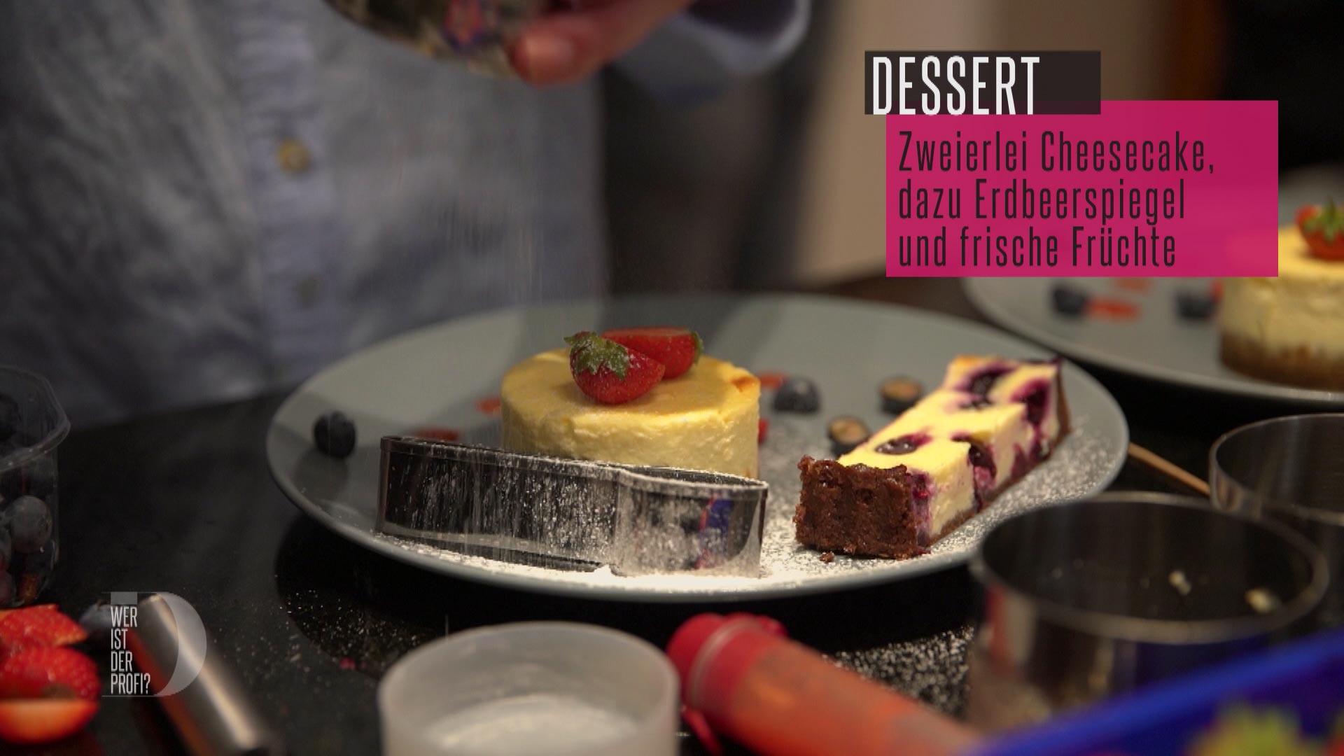 Bilder für Duett vom Cheesecake mit Erdbeerspiegel und frischen Beeren - Rezept