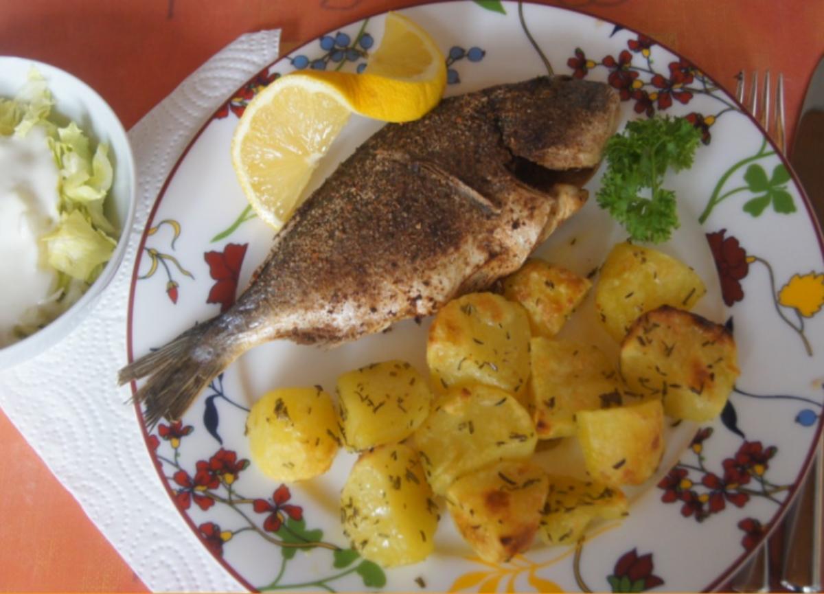 Dorade mit herzhaften Kartoffelecken und Eisbergsalat - Rezept - kochbar.de