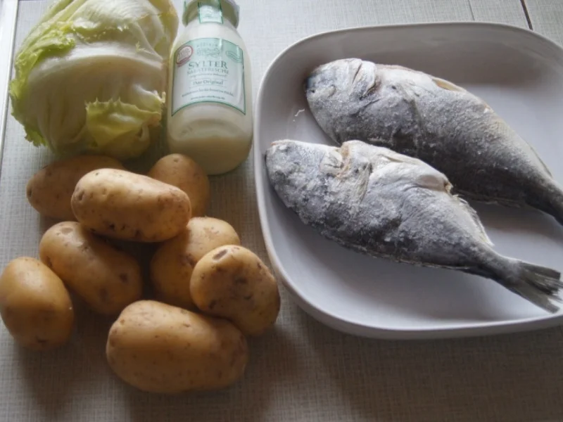 Dorade mit herzhaften Kartoffelecken und Eisbergsalat - Rezept - Bild Nr. 6238