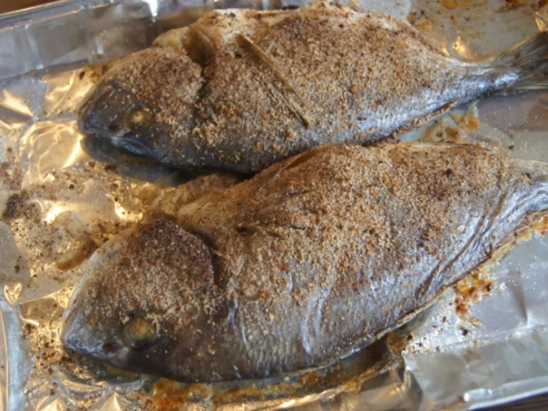 Dorade mit herzhaften Kartoffelecken und Eisbergsalat - Rezept - Bild Nr. 6244