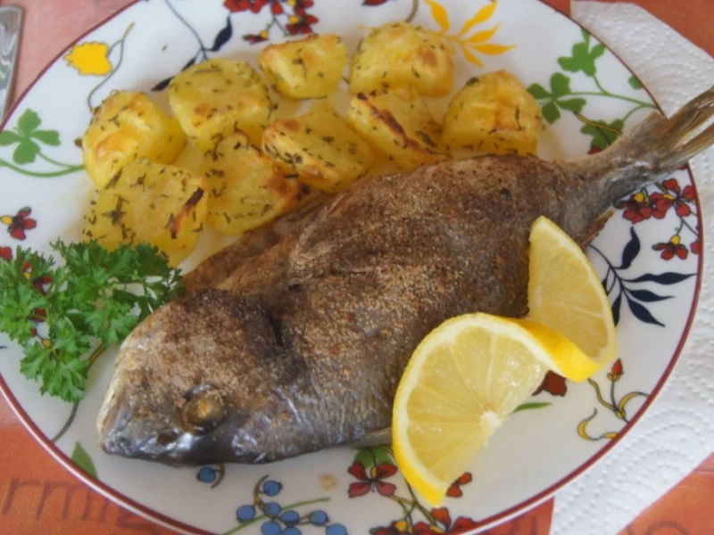 Dorade mit herzhaften Kartoffelecken und Eisbergsalat - Rezept - Bild Nr. 6246