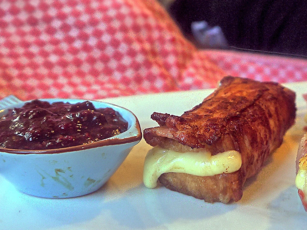 Bacon-Käse-Bomben mit scharfem Kirsch-Dip - Rezept - Bild Nr. 2