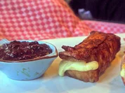 Bacon-Käse-Bomben mit scharfem Kirsch-Dip - Rezept - Bild Nr. 2