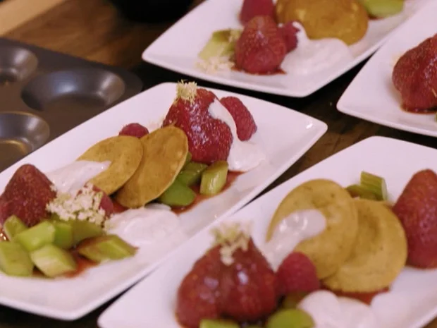 Vanille-Plinsen mit Sommerfrüchten & Schmand (Matthias Gfrörer) - Rezept - Bild Nr. 2