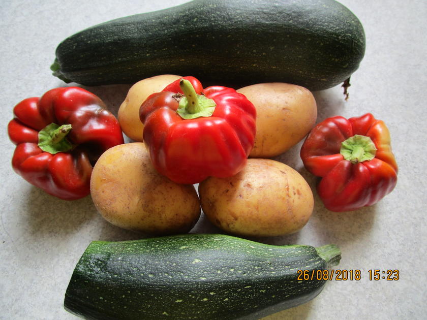 Hackauflauf aus: zucchini, paprika, tomaten und kartoffeln - einfach ...