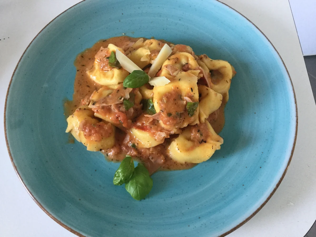 Schnelle leichte Tortellini an Tomatensauce mit Schinken - Rezept - Bild Nr. 6241