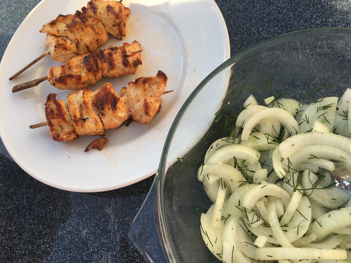 Putenspieße mit Zwiebel-Salat - Rezept - kochbar.de