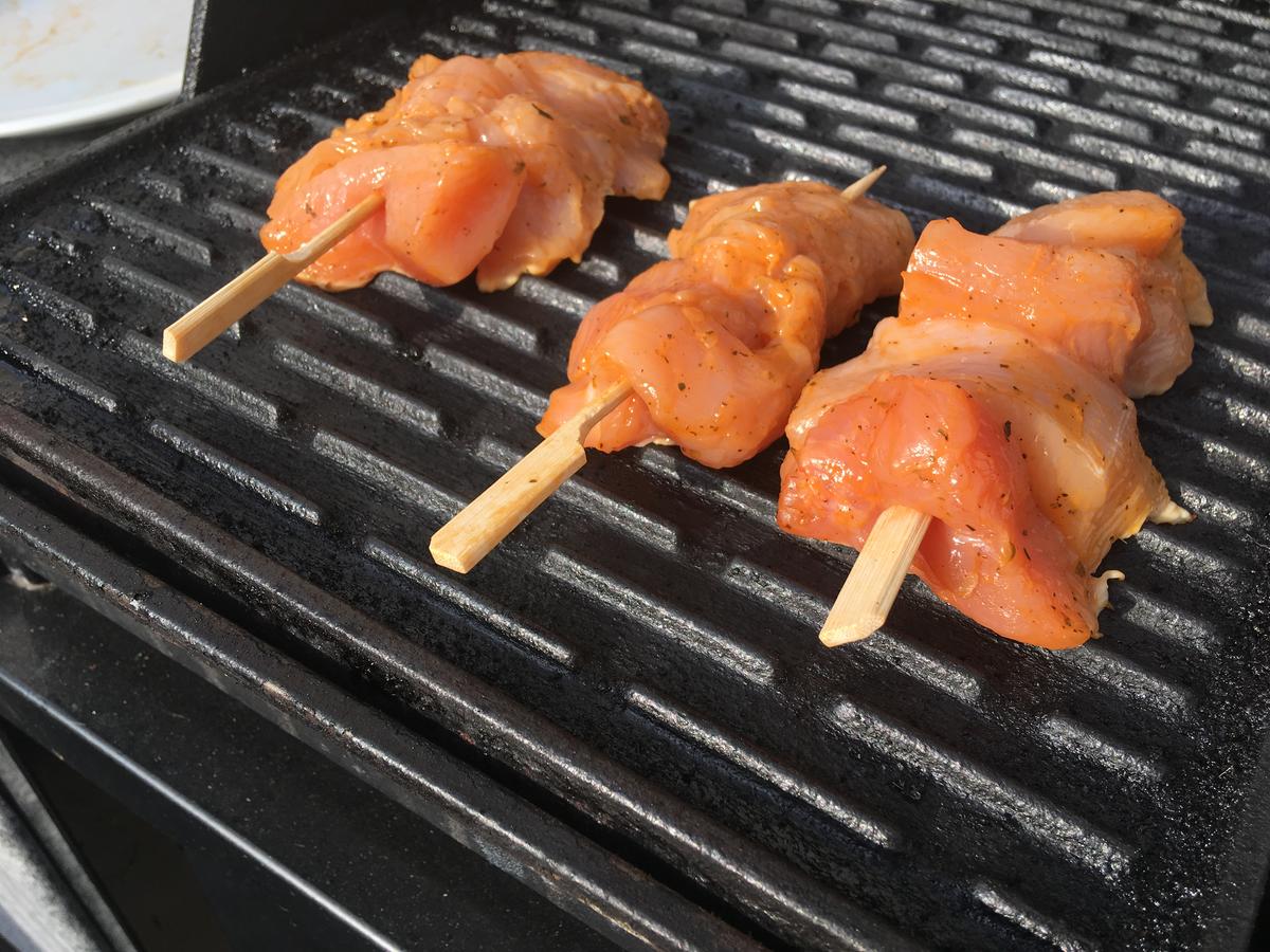 Putenspieße mit Zwiebel-Salat - Rezept - kochbar.de