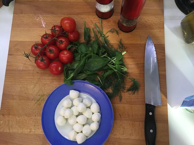 Tomate-Mozzarella-Päckchen für den Grill - Rezept - kochbar.de
