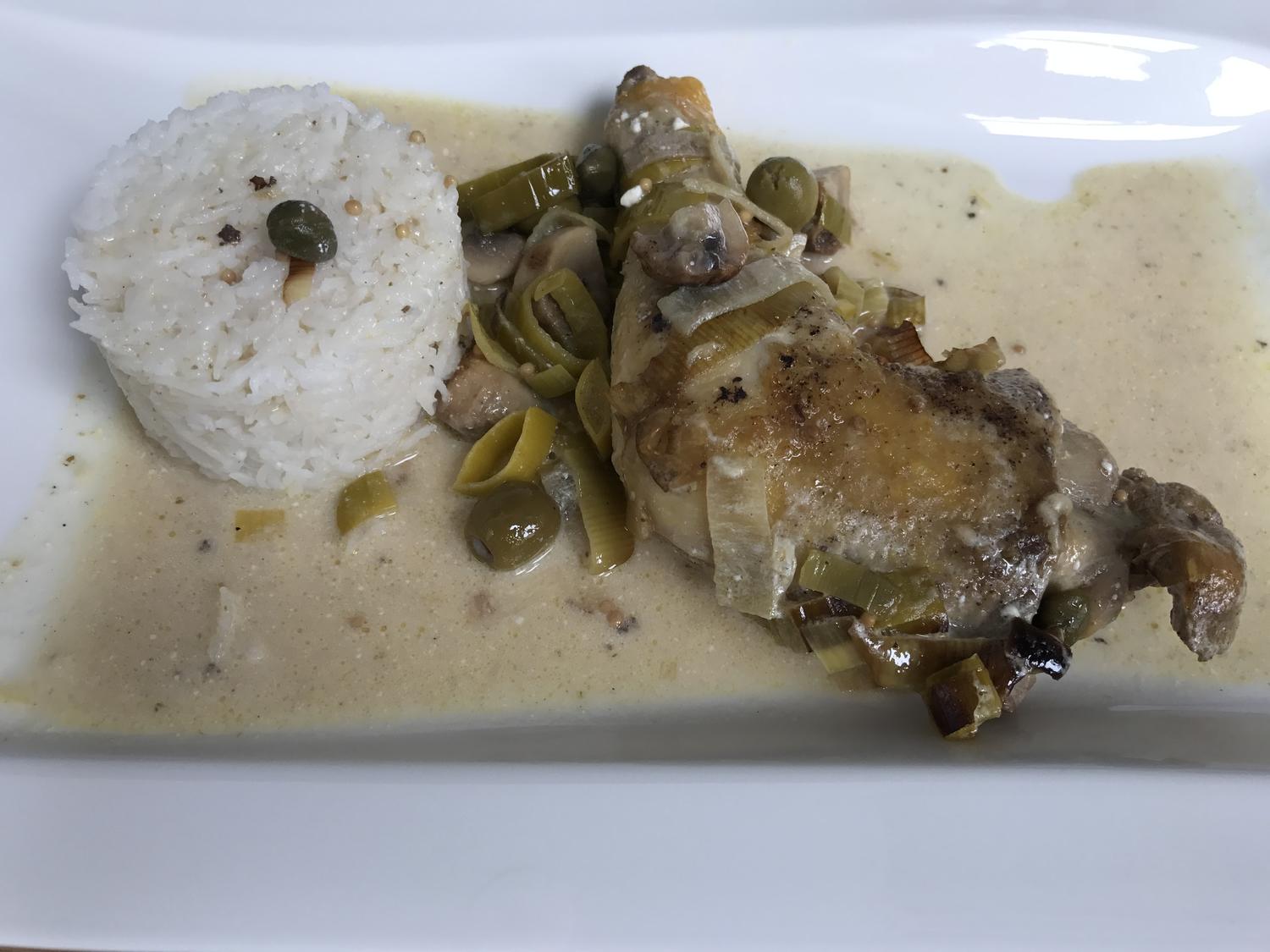 HÜHNERKEULEN IN SENFSAUCE MIT LAUCH UND CHAMPIGNONS - Rezept - kochbar.de