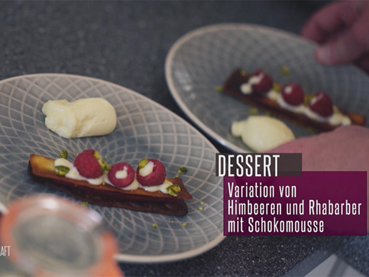 Hippen mit Himbeergelee, weißer Mousse, gefrorener Rhabarbercreme und ...