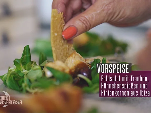 Feldsalat mit Traubenvinaigrette und Hähnchenspießen - Rezept - Bild Nr. 2