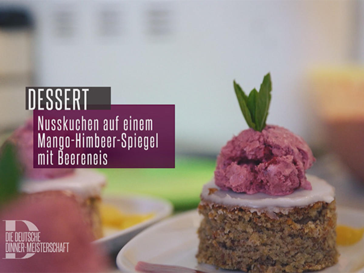 Nusskuchen auf Fruchtspiegel mit Beerenblitzeis - Rezept - Bild Nr. 2