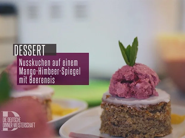 Rezept: Nusskuchen auf Fruchtspiegel mit Beerenblitzeis Bild Nr. 2 Nusskuchen auf Fruchtspiegel mit Beerenblitzeis - Rezept - Bild Nr. 2