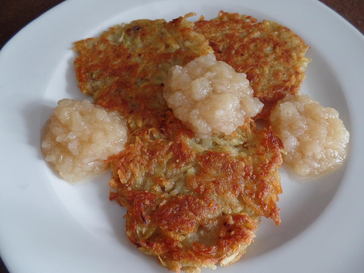 Kartoffelpuffer mit Apfel-Birnen-Kompott - Rezept - kochbar.de