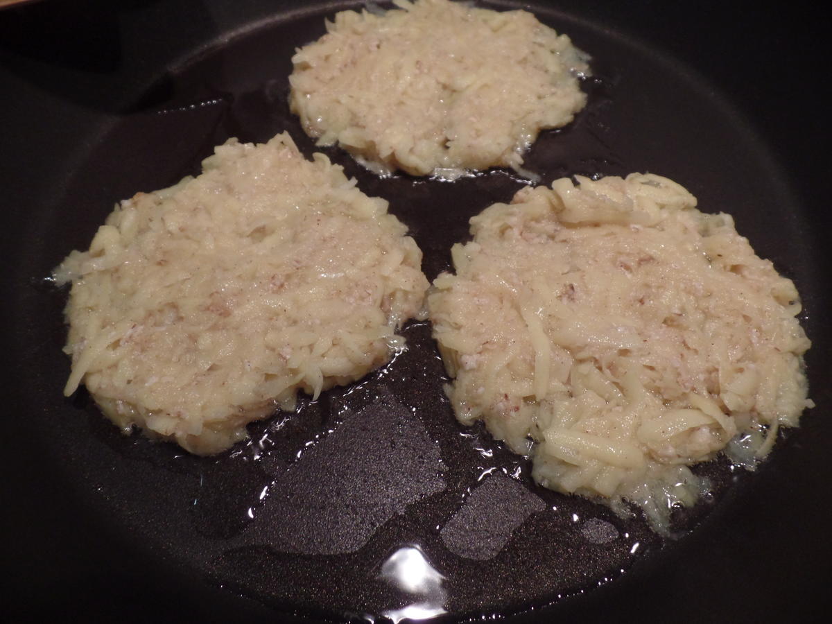 Kartoffelpuffer mit Apfel-Birnen-Kompott - Rezept - kochbar.de