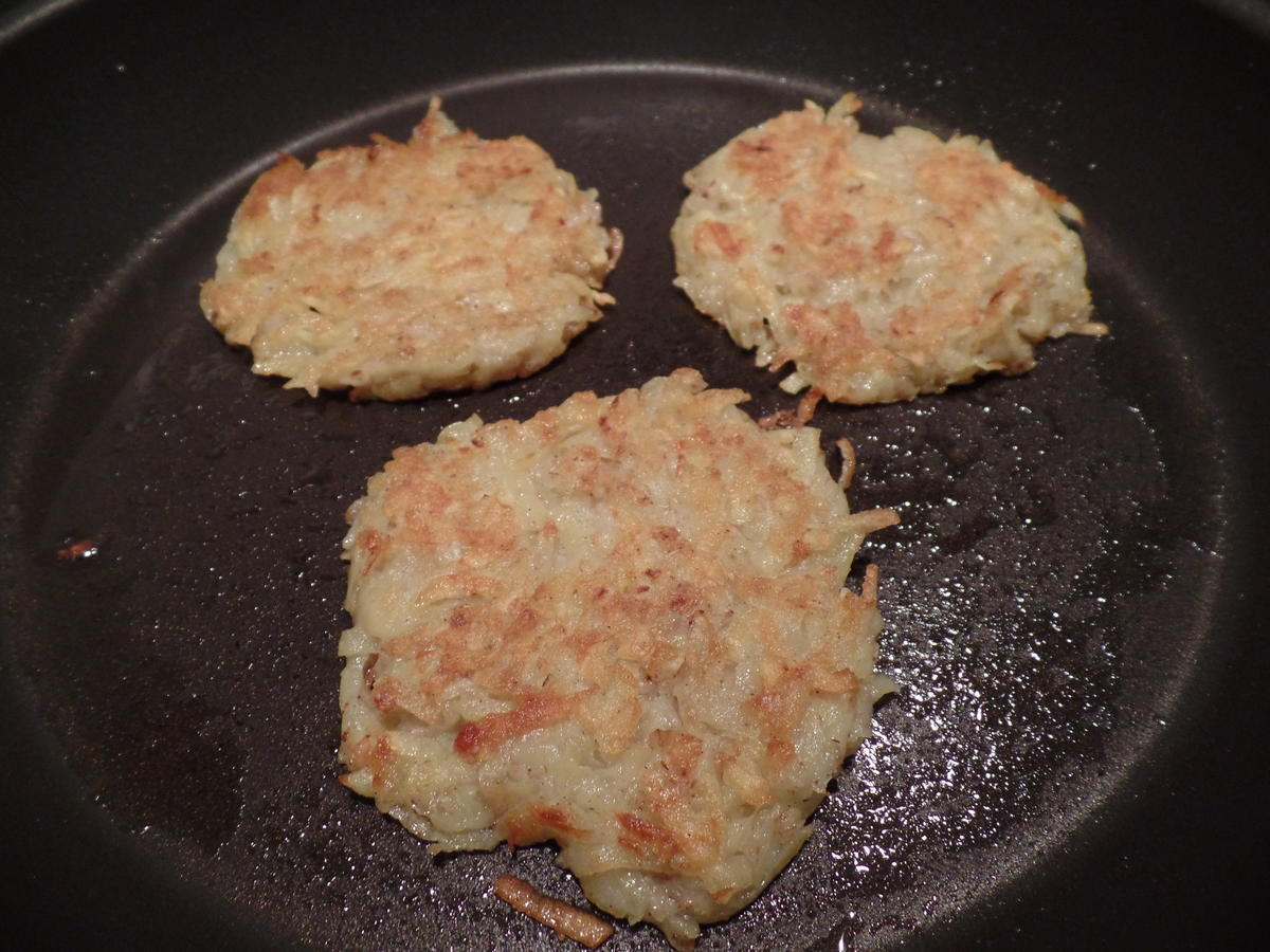 Kartoffelpuffer mit Apfel-Birnen-Kompott - Rezept - kochbar.de