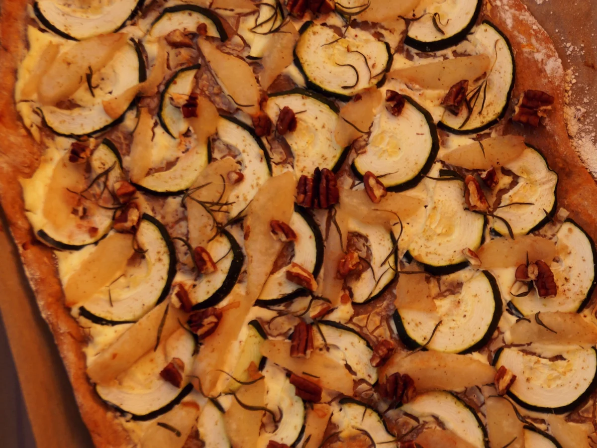 Rezept: Pikanter Birnen-Ziegenkäse-Brotfladen Bild Nr. 2 Pikanter Birnen-Ziegenkäse-Brotfladen - Rezept - Bild Nr. 2